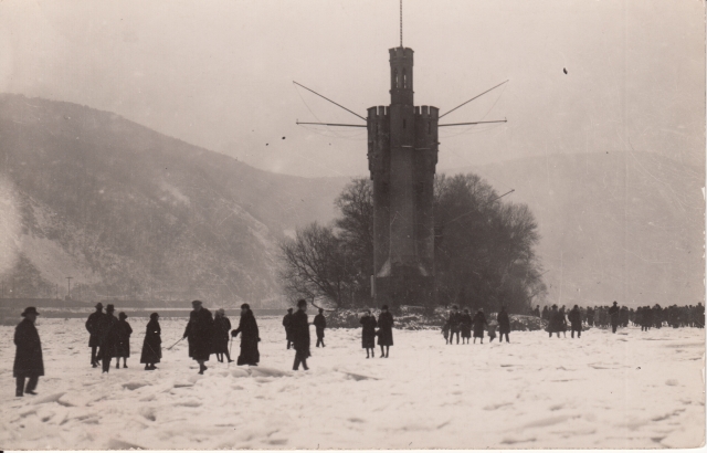 Maust Eiswinter 1929 Leute direkt am Turm